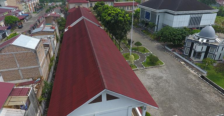 Perbandingan Genteng Metal dan Onduline Mengapa Onduline Lebih Unggul untuk Proyek Anda